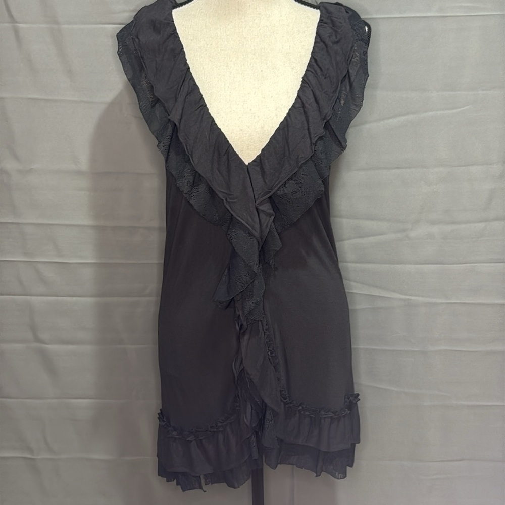 Adorable Gray Sleeveless Top w/Ruffle and Lace Detail